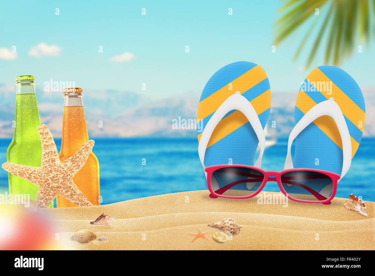 Occhiali da sole, succo di frutta e pantofole sulla spiaggia. Stella di mare e conchiglie sulla sabbia. La spiaggia e il mare con palm in background. Foto Stock