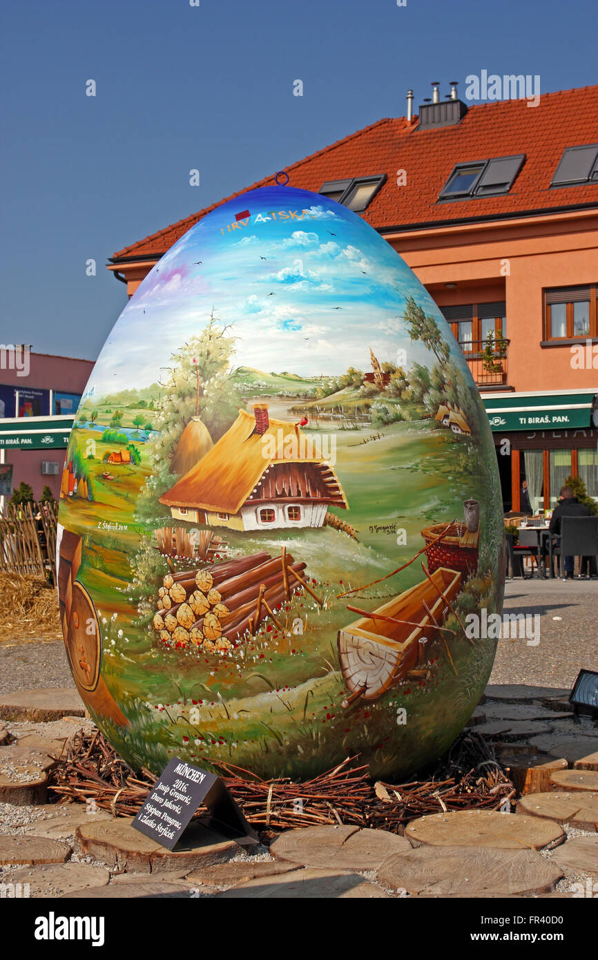 Croazia KOPRIVNICA, 20 marzo 2016: mostra di grandi uova di Pasqua "uovo dal cuore" alla Zrinski square in KOPRIVNICA, Croazia Foto Stock