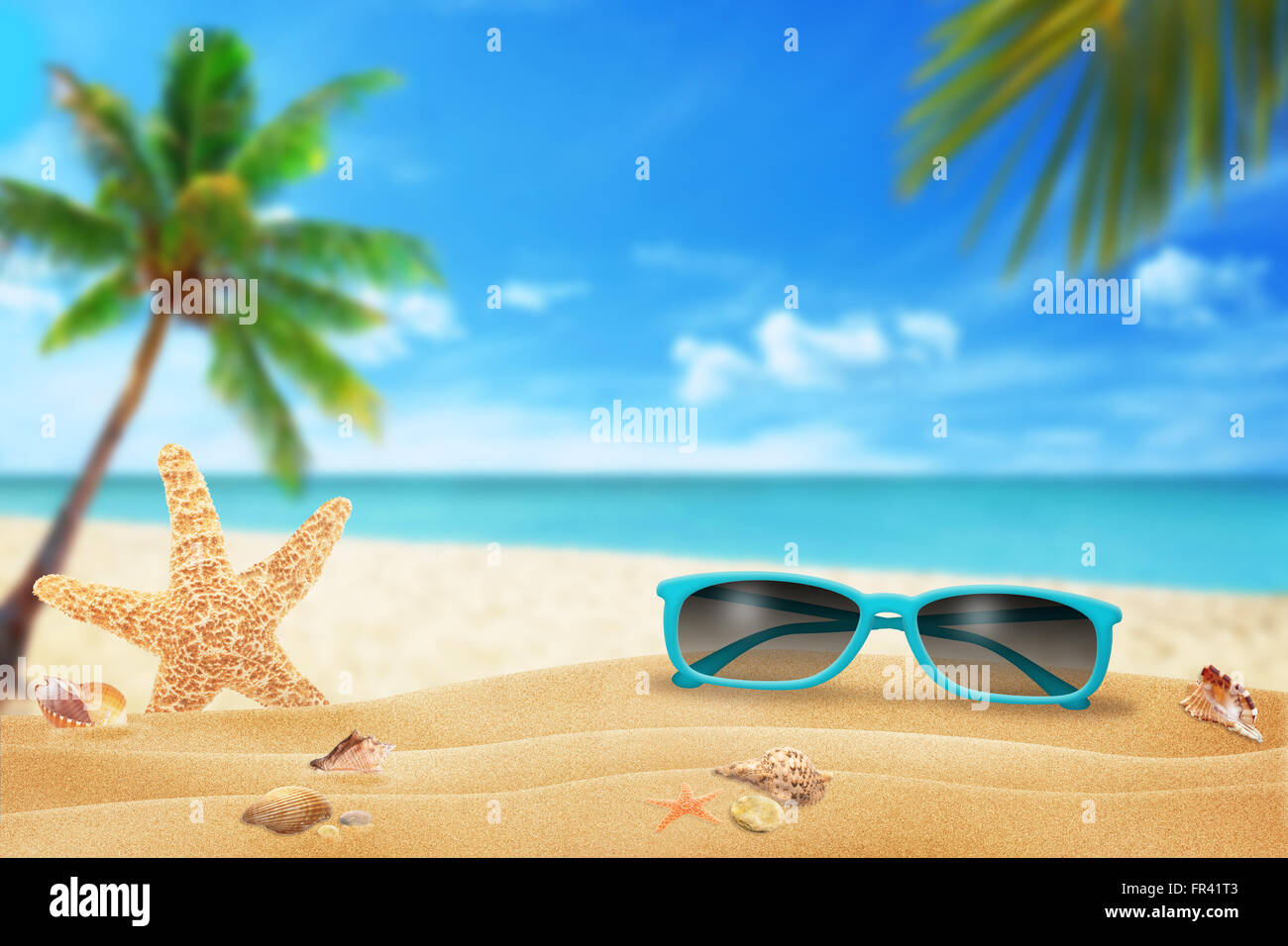 Occhiali da sole sulla spiaggia. Stella di mare e conchiglie sulla sabbia. La spiaggia e il mare con palm in background. Foto Stock