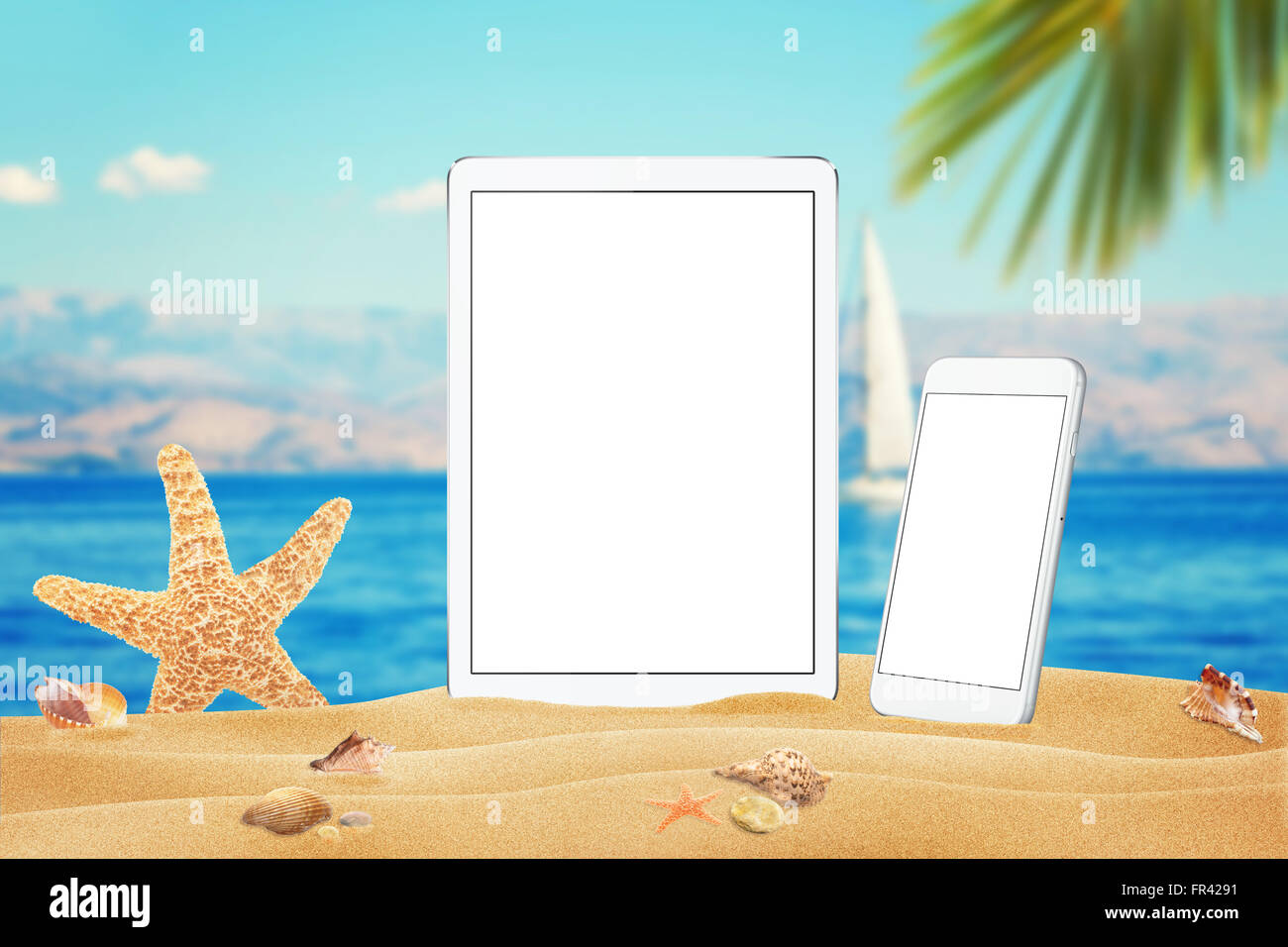 Bianco Tablet e smart phone con isolati schermo bianco per mockup. Estate sulla spiaggia, mare, sabbia, cielo blu, palm, stelle marine Foto Stock