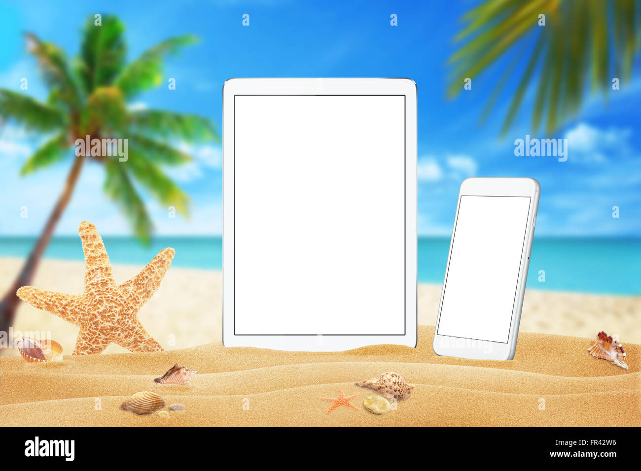 Bianco Tablet e smart phone con isolati schermo bianco per mockup. Estate sulla spiaggia, mare, sabbia, cielo blu, palm, stelle marine Foto Stock