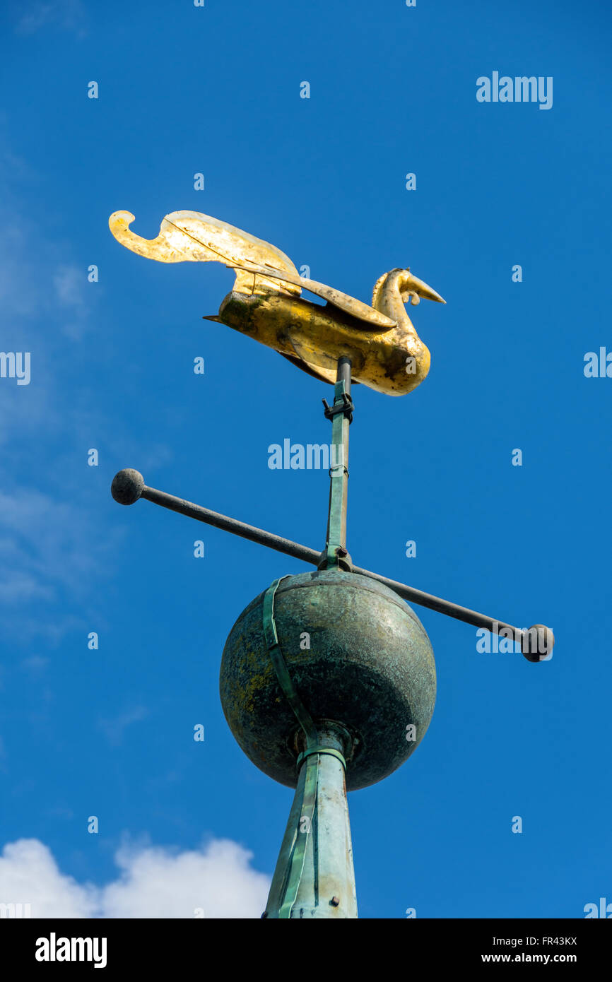 Banderuola nella forma di un uccello dorato sulla torre della chiesa parrocchiale di San Lorenzo, Ludlow, Shropshire, Inghilterra, Regno Unito Foto Stock