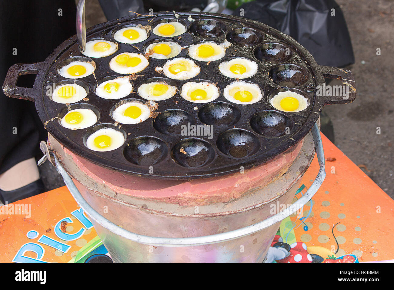 Fritti di uovo di quaglia in tegame bollente della Thailandia cibo Foto Stock