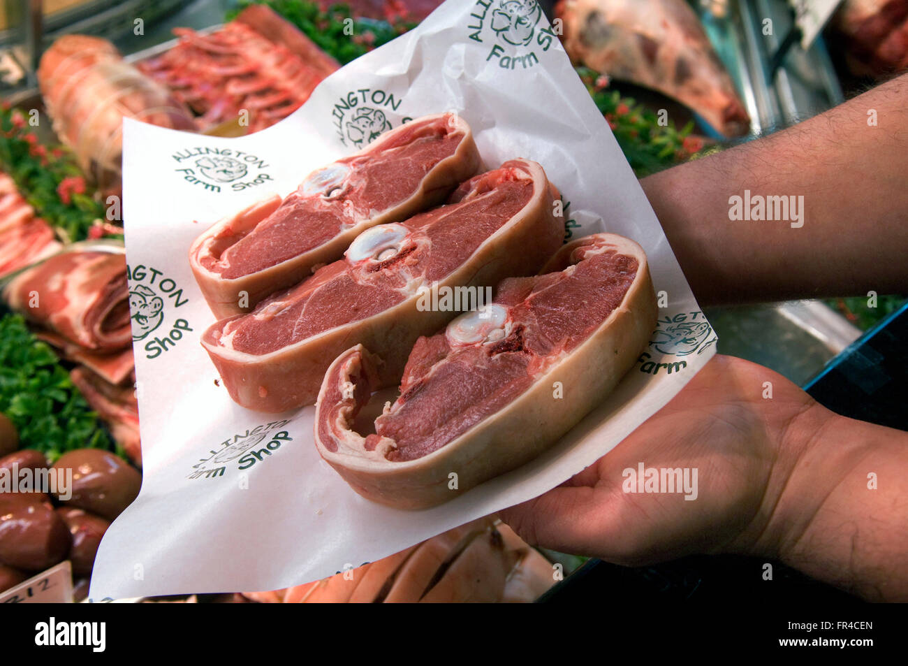 Allington Farm Shop,Chippenham,Wiltshire,UK. una farfalla costolette di agnello carni carni tritate retail "tre chops' Foto Stock