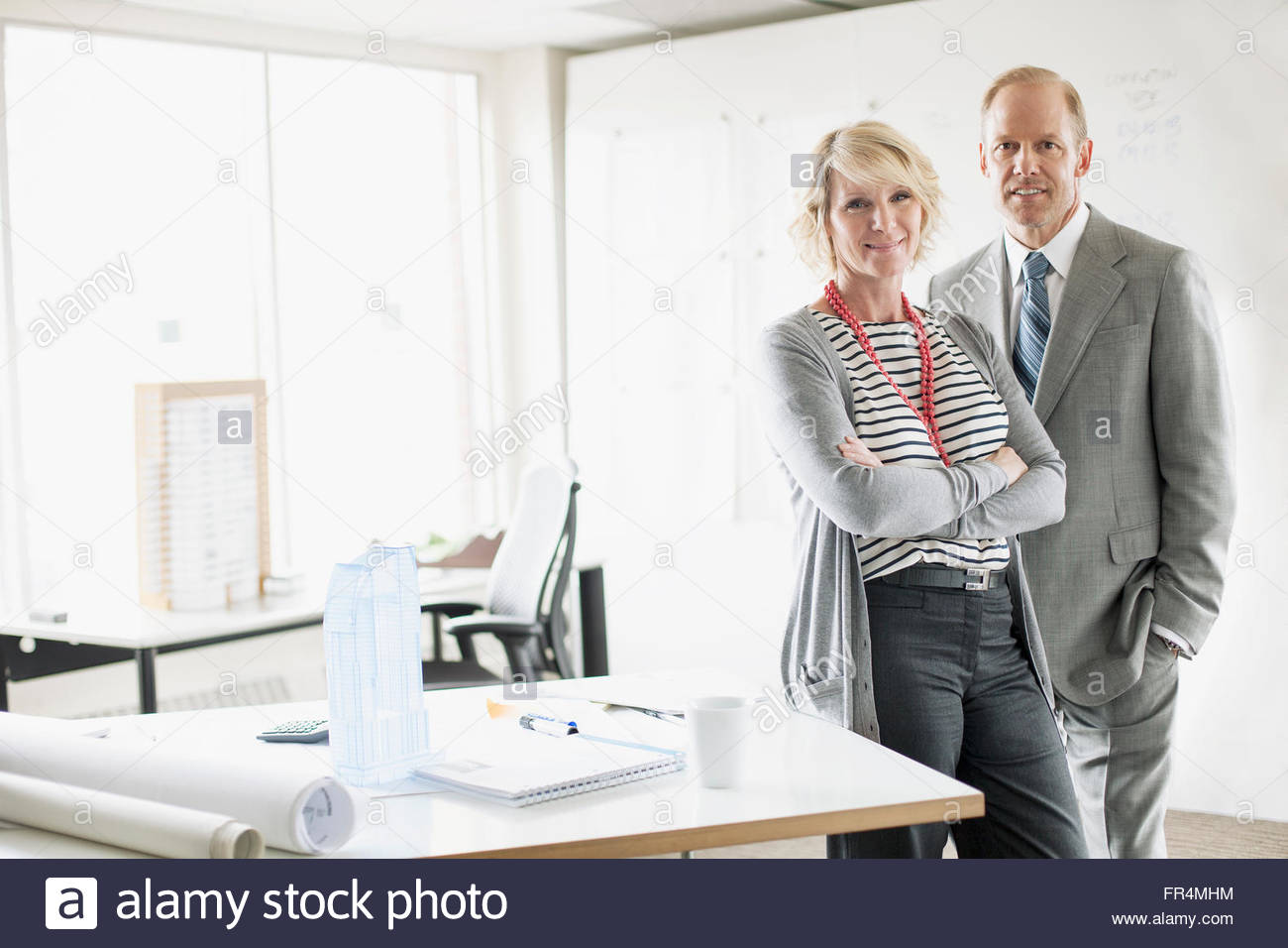 I colleghi in piedi da scrivania in ufficio architetto Foto Stock
