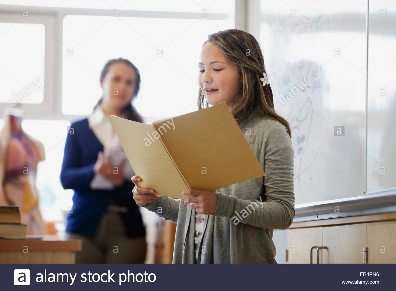 Metà femmina scuola studente dando la presentazione Foto Stock