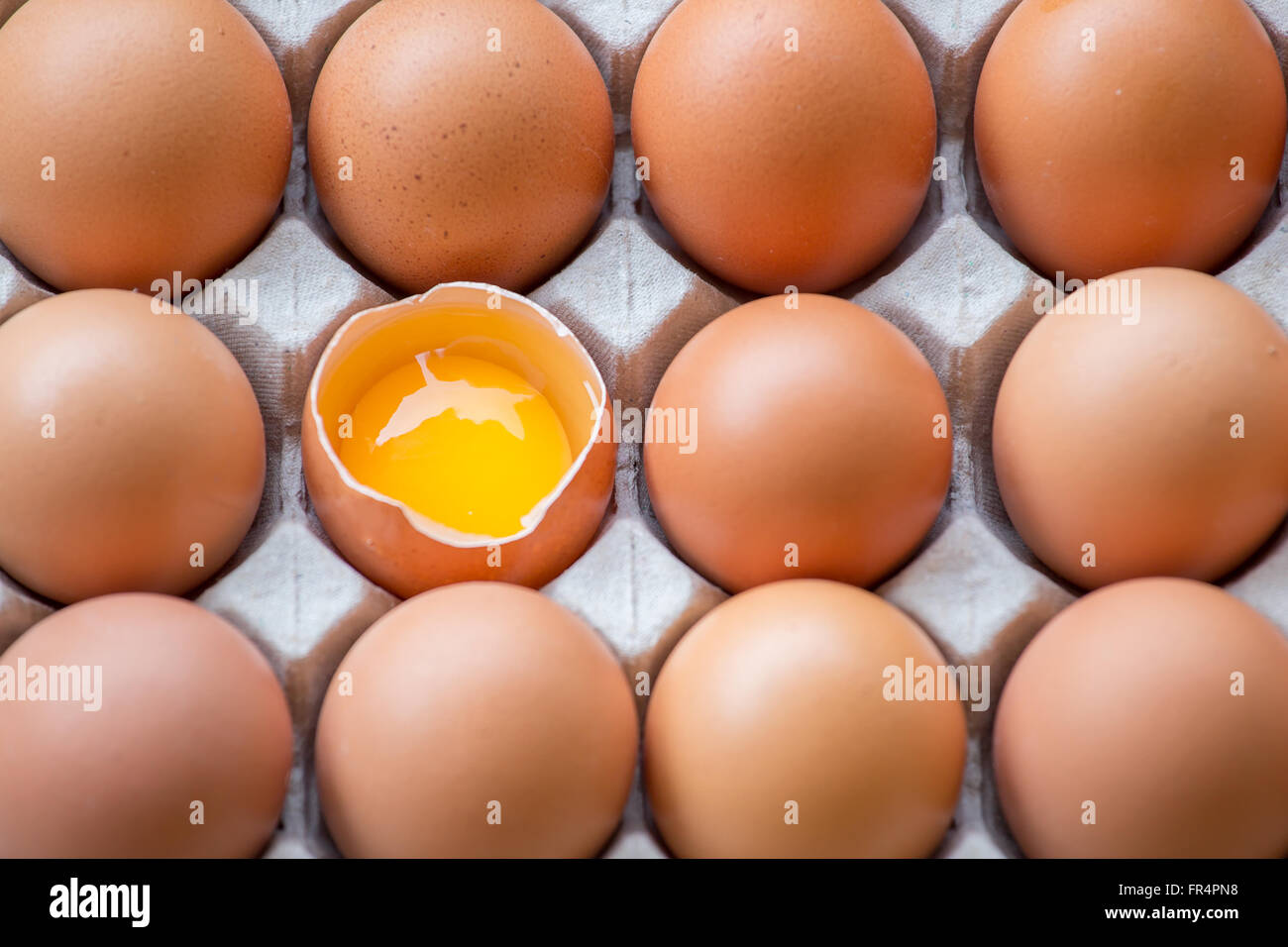 Le uova rotte nel pacchetto Foto Stock