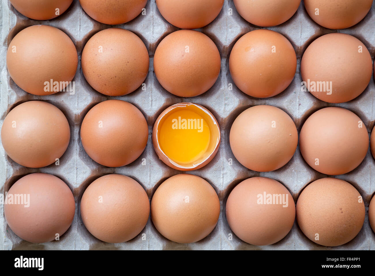 Le uova rotte nel pacchetto Foto Stock