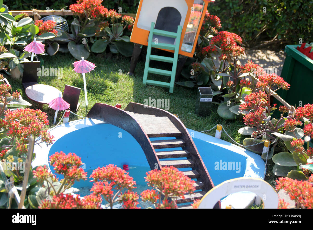 Mini giardino su un carrello visualizzate al Festival del giardino, completo con un laghetto, bridge, succulente, prato, capanna e giardino annuari Foto Stock