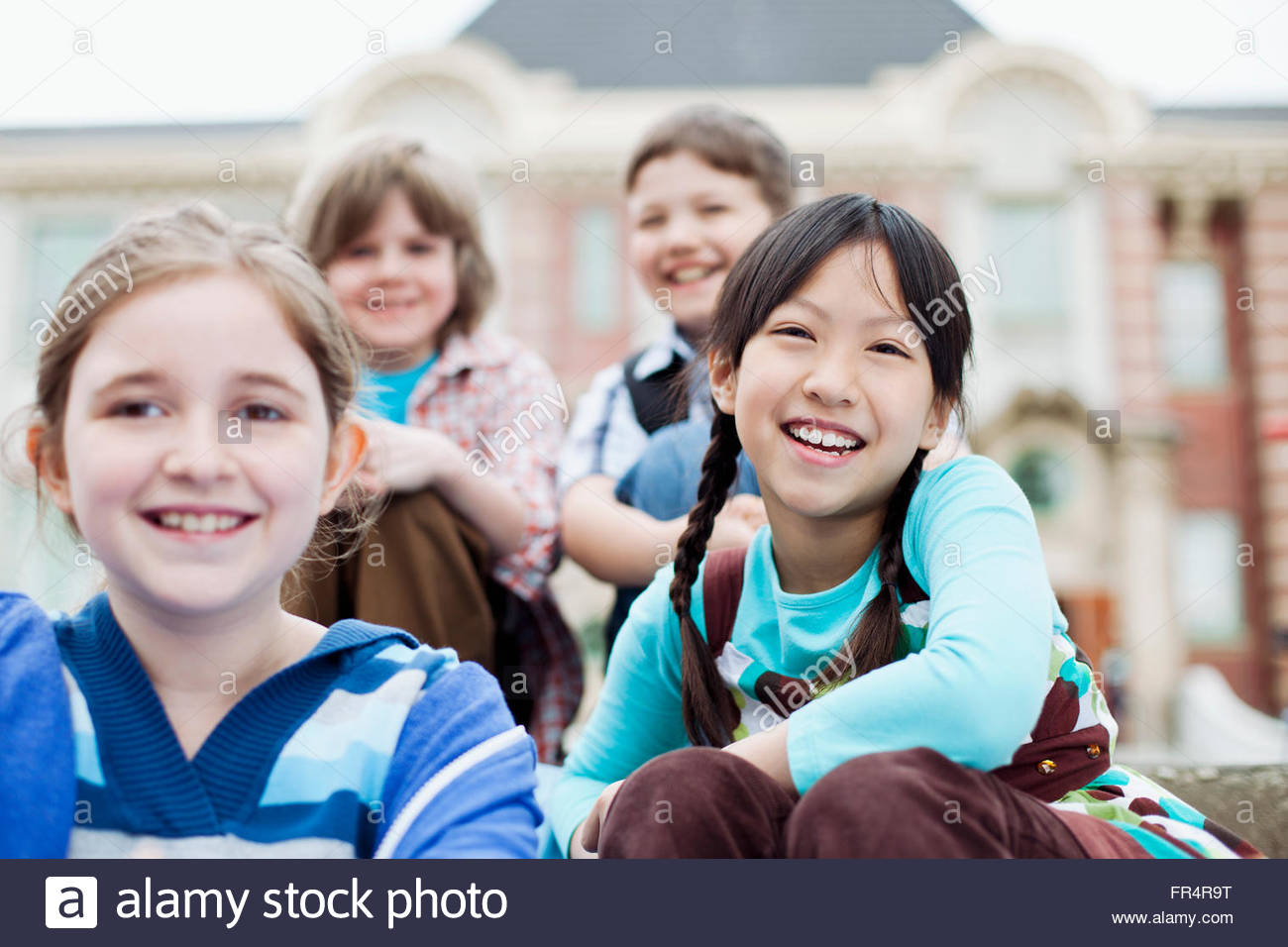 Gli studenti elementari al di fuori dell edificio scolastico Foto Stock