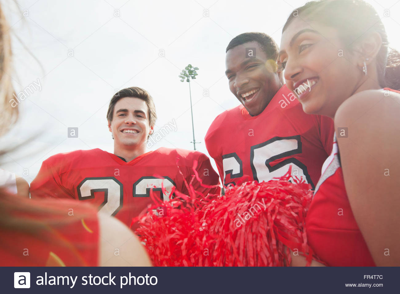 College football giocatori con cheerleaders Foto Stock