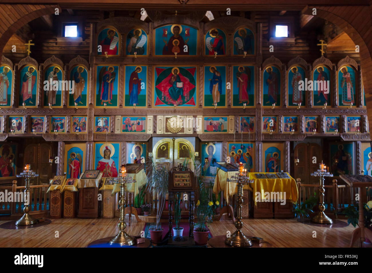 All'interno della Chiesa Ortodossa, la più grande struttura di legno in estremo oriente russo, Anadyr, Chukotka Okrug autonomo, Russia Foto Stock