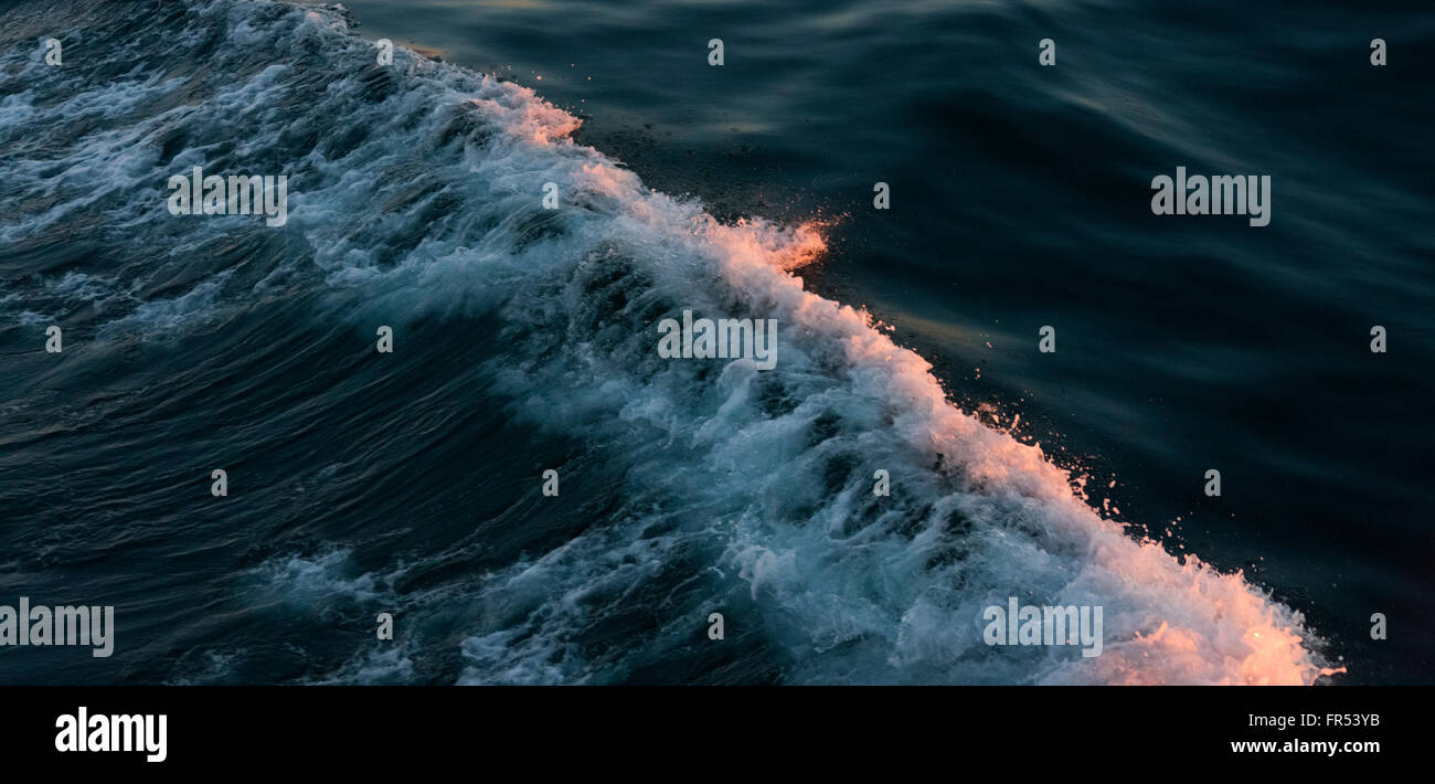 Le onde del mare al tramonto sul Mar di Bering, Estremo Oriente Russo Foto Stock