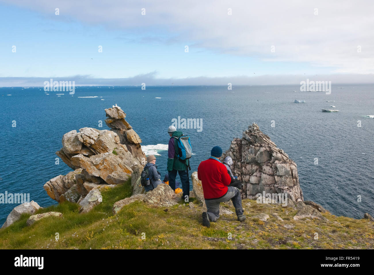 I turisti su Kolyuchin Island, una volta importante polare russa della stazione di ricerca, del mare di Bering, Estremo Oriente Russo Foto Stock