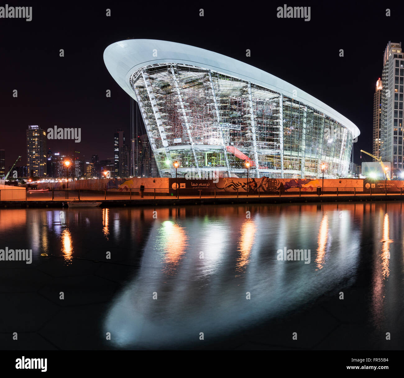 Vista notturna della nuova Dubai Opera House in costruzione nel centro cittadino di Dubai Emirati Arabi Uniti Foto Stock