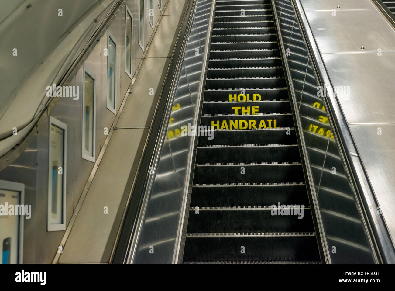 London, Regno Unito - 20 Marzo 2016: tenere il corrimano avviso su una scala mobile nella metropolitana di Londra, la stazione di Euston Foto Stock