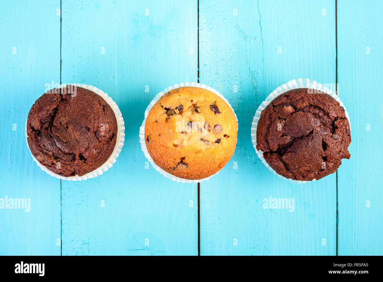 Cioccolatini fatti in casa muffin Chip sul tavolo blu Foto Stock