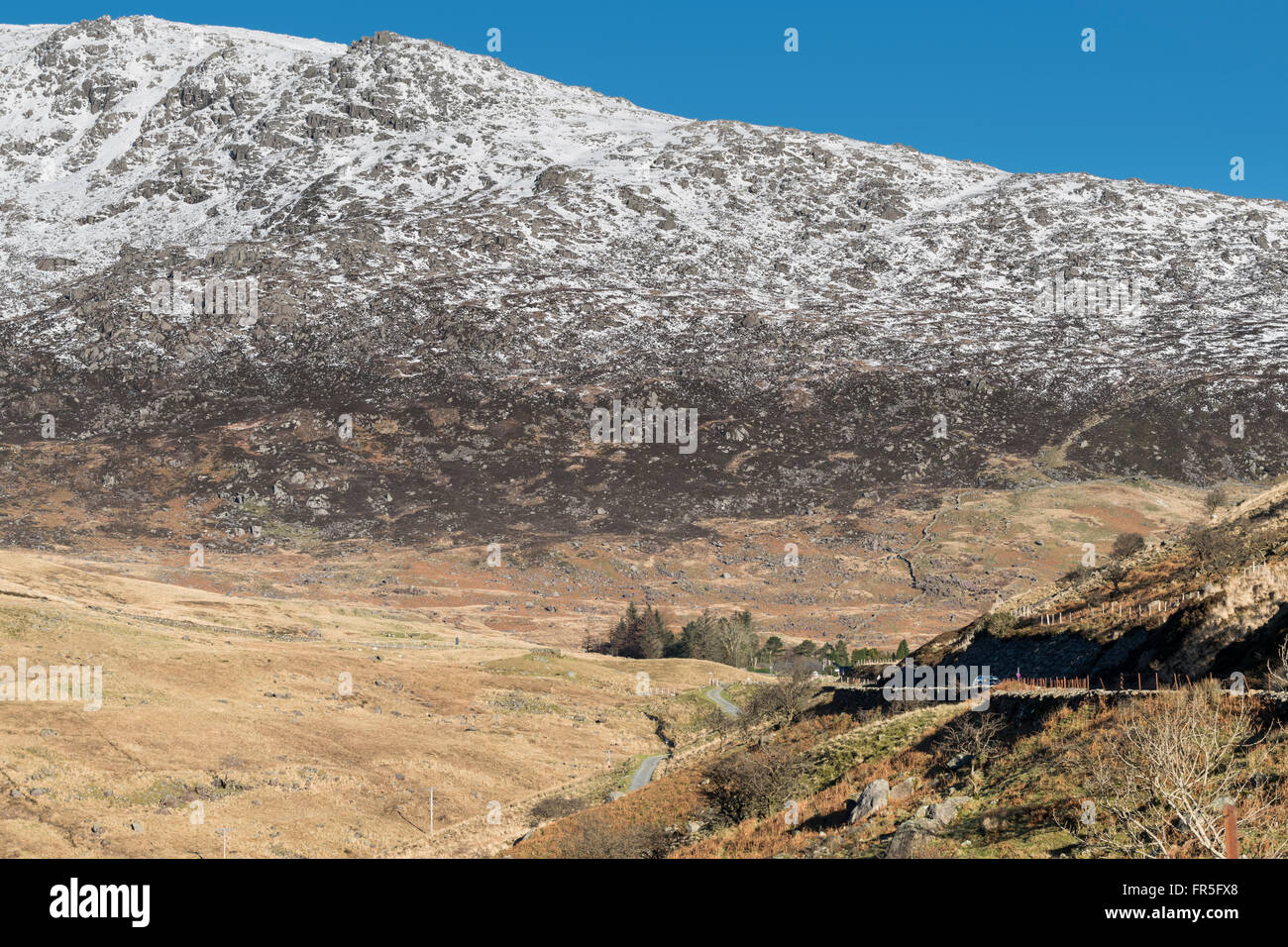 A498 nel Parco Nazionale di Snowdonia guardando verso Glyder Fach in inverno Foto Stock