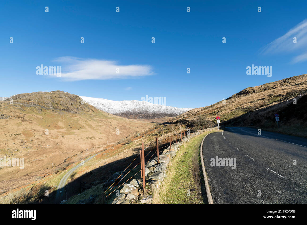 A498 nel Parco Nazionale di Snowdonia guardando verso Glyder Fach in inverno Foto Stock