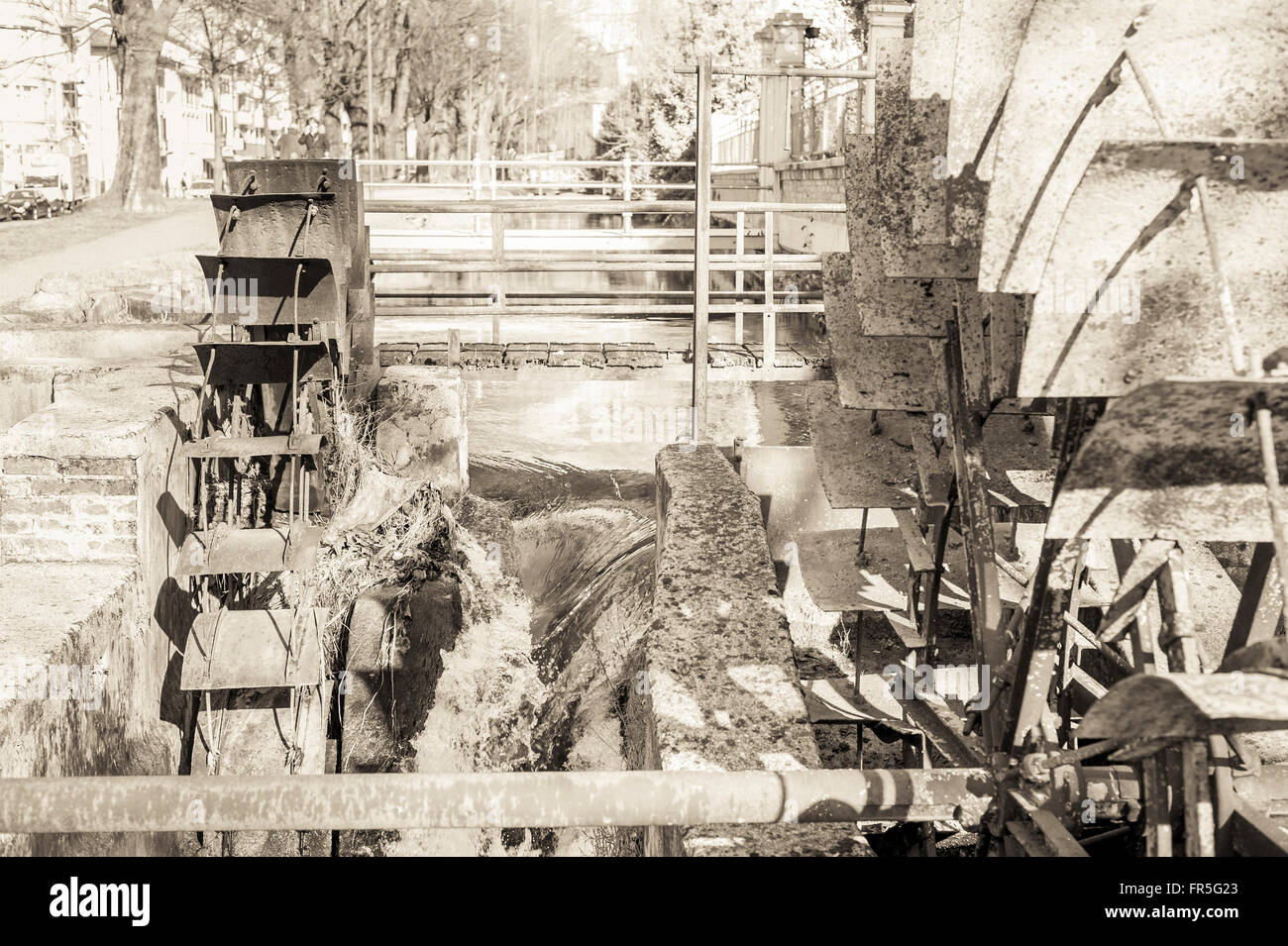 Vecchio ferro da stiro a ruota di un mulino ad acqua. Le rovine di un mulino ad acqua. Effetto vintage. Foto Stock
