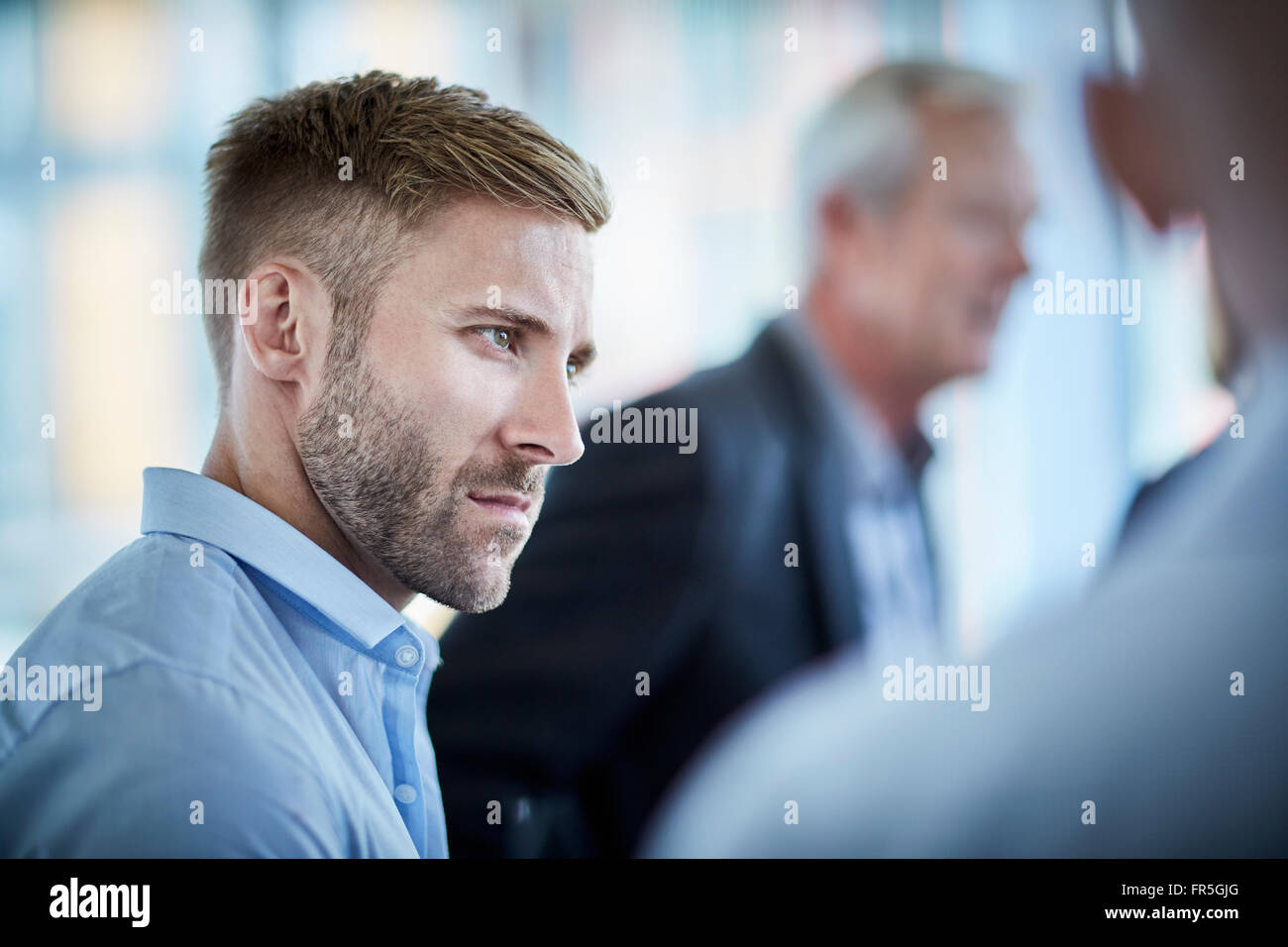 Imprenditore serio ascolto in riunione Foto Stock