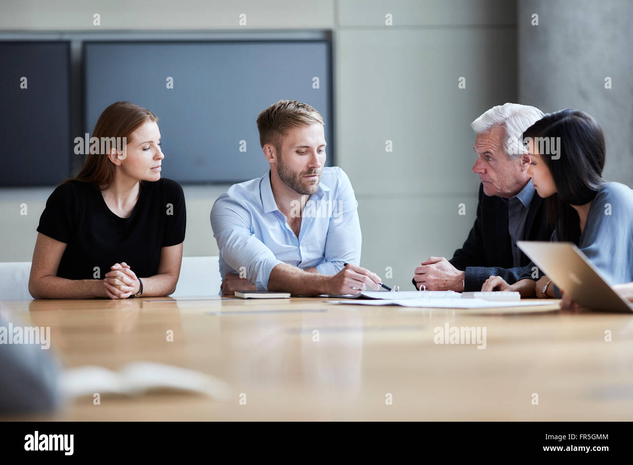 La gente di affari discutendo la documentazione in riunione Foto Stock