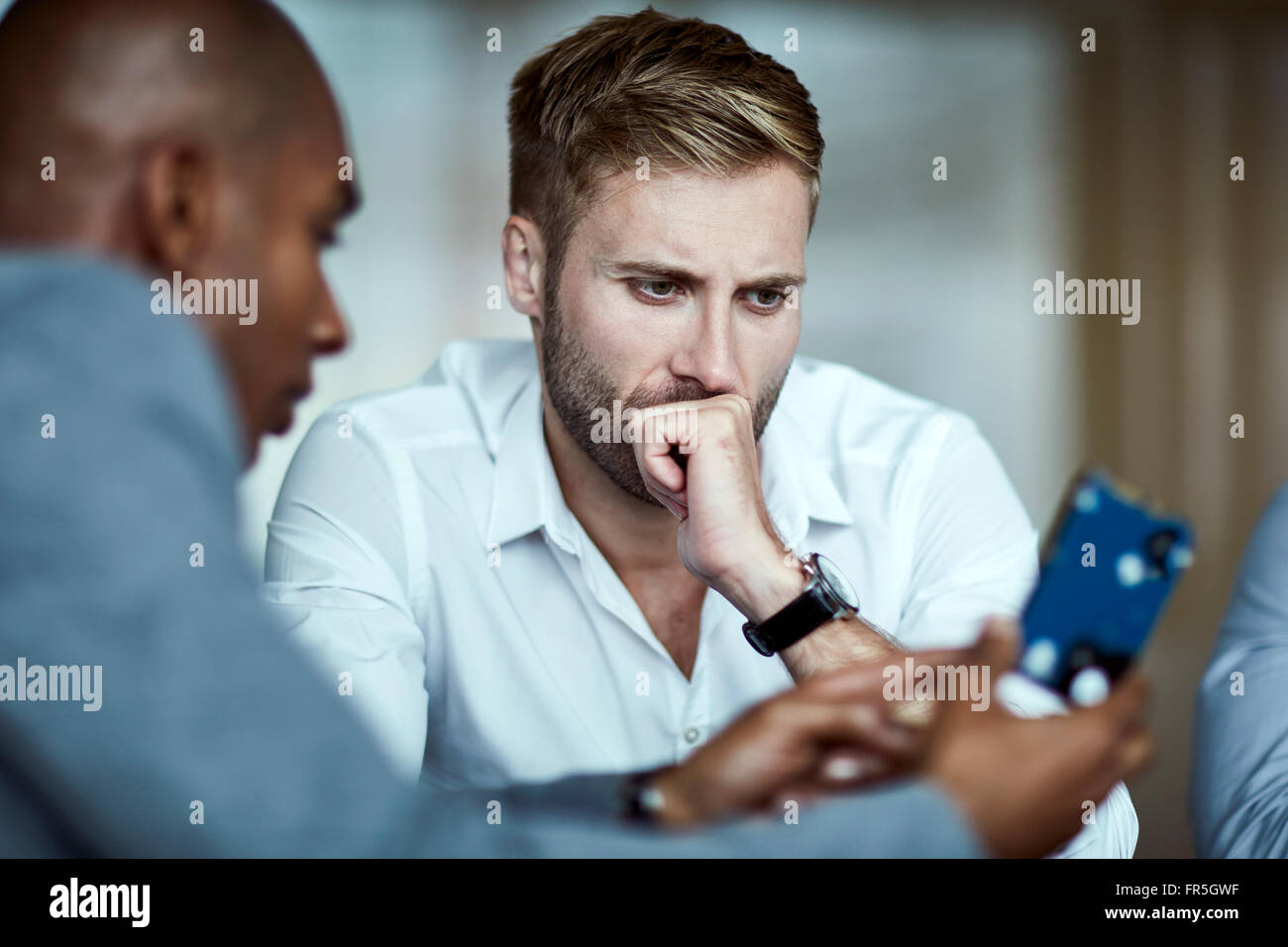 Imprenditori serio esame di parte Foto Stock