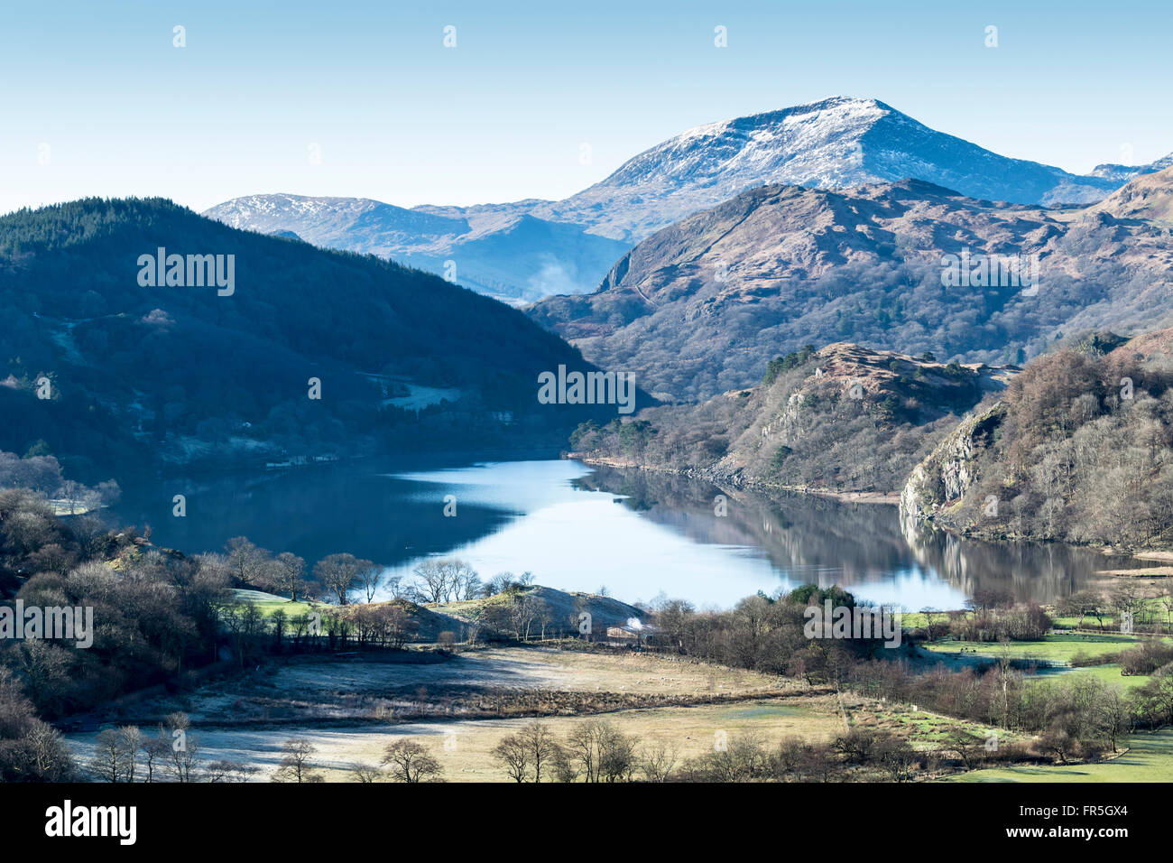 Llyn Gwynant lago sulla A498 strada da Beddgelert nel Parco Nazionale di Snowdonia nel Galles del Nord Foto Stock