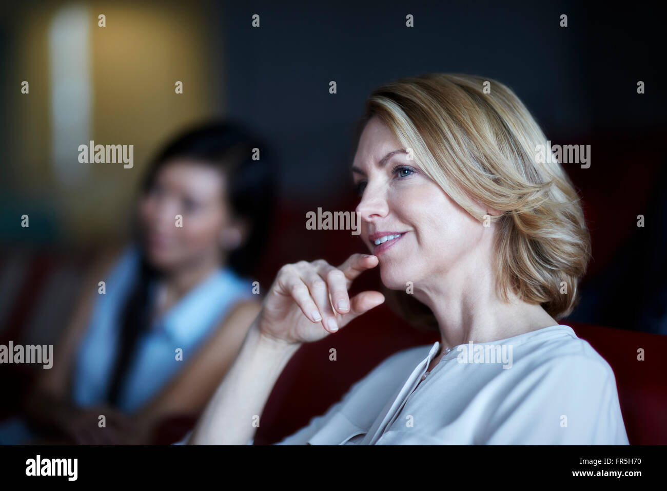 Attenta imprenditrice ascolto in riunione Foto Stock