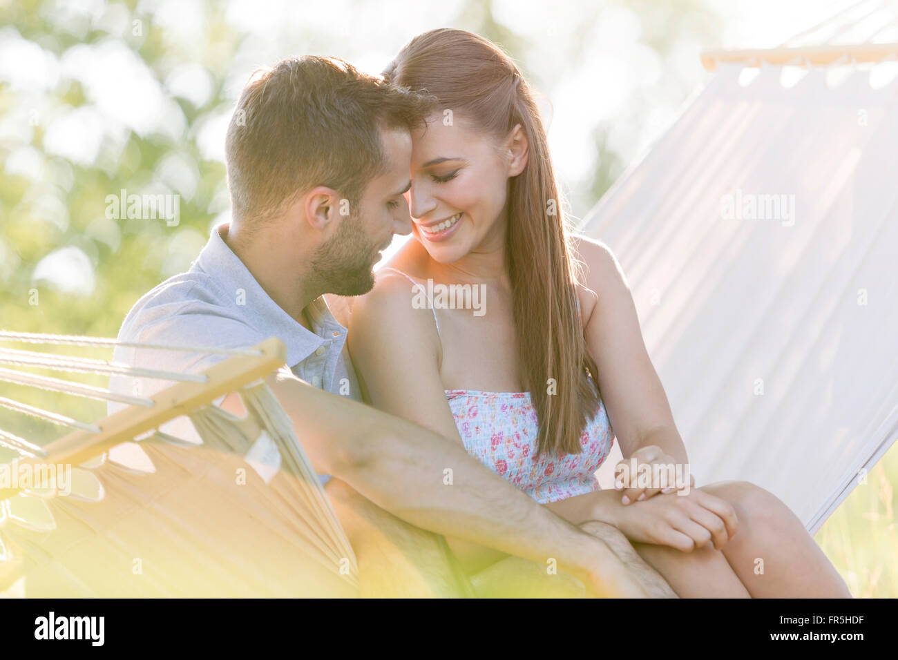 Affettuosa coppia giovane in estate amaca Foto Stock
