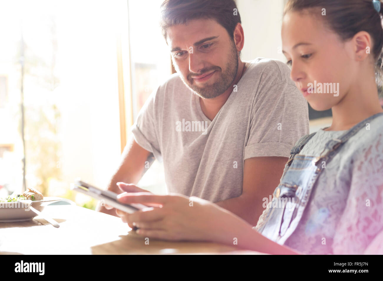 Padre e figlia con tavoletta digitale Foto Stock