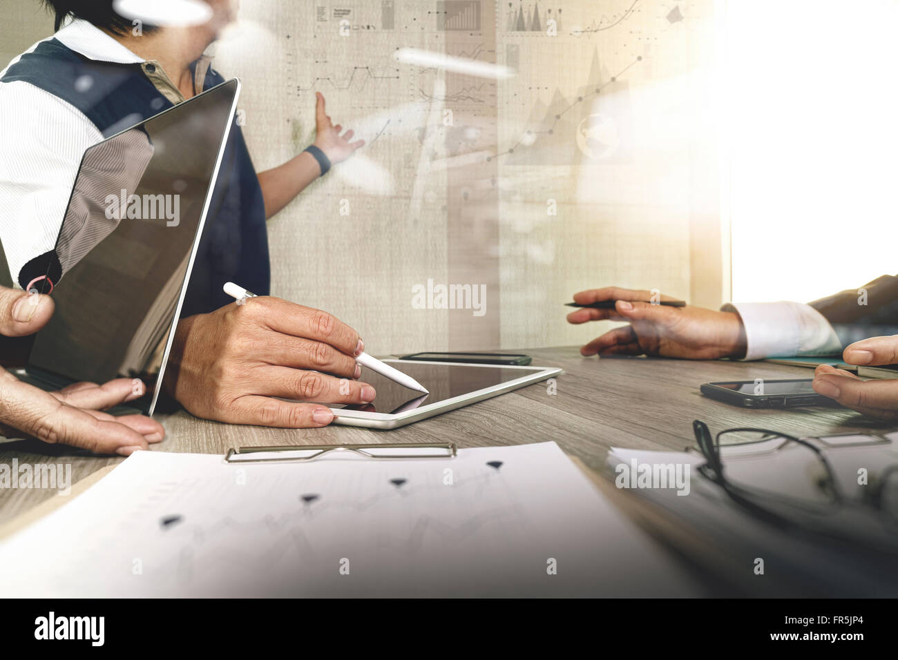 Imprenditore rendendo la presentazione con i suoi colleghi e la strategia di business digitale effetto dello strato in ufficio come concetto Foto Stock