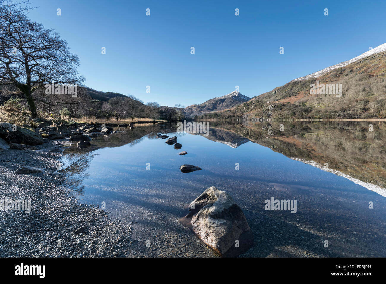 Llyn Gwynant lago sulla A498 strada da Beddgelert nel Parco Nazionale di Snowdonia nel Galles del Nord Foto Stock