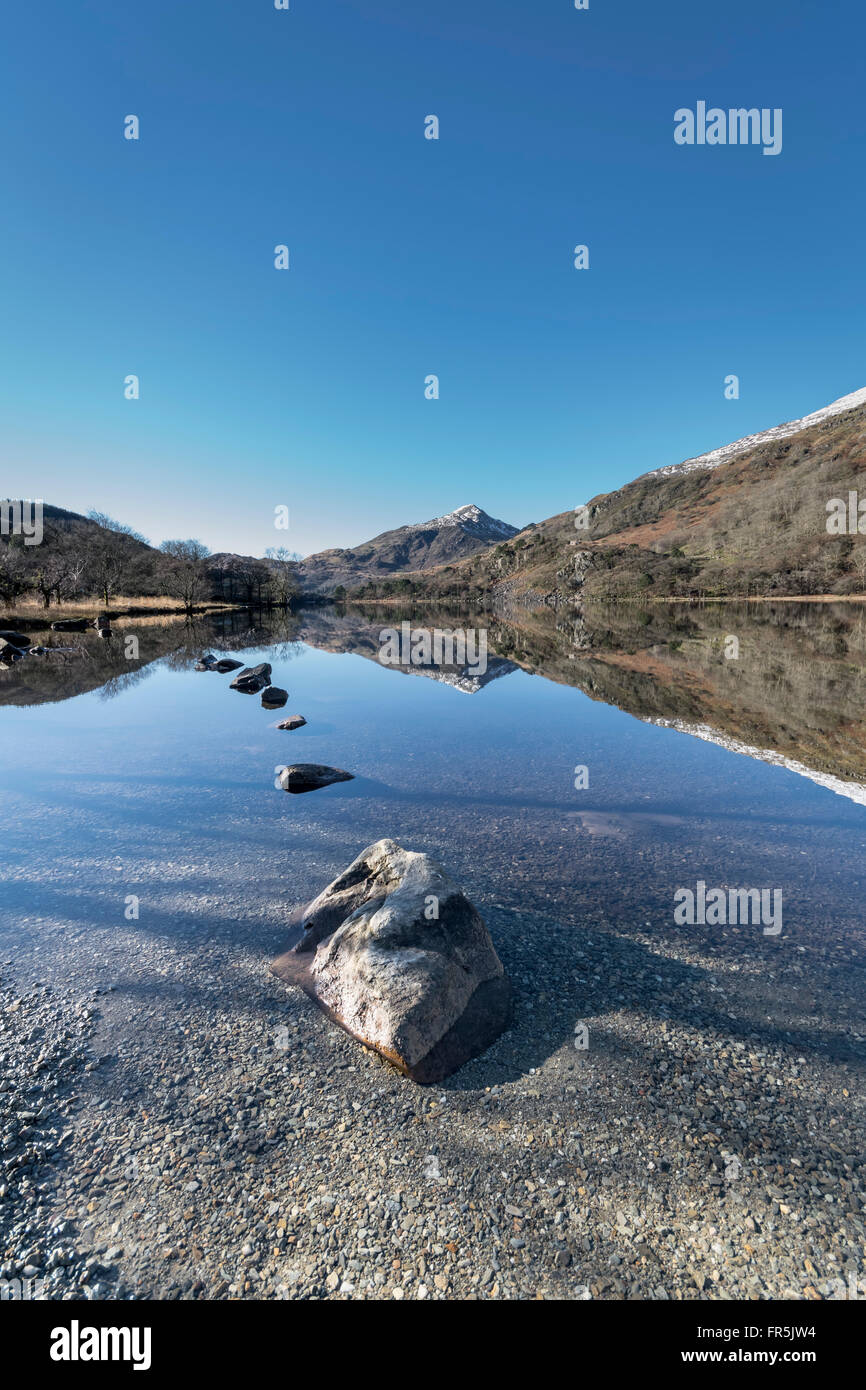 Llyn Gwynant lago sulla A498 strada da Beddgelert nel Parco Nazionale di Snowdonia nel Galles del Nord Foto Stock