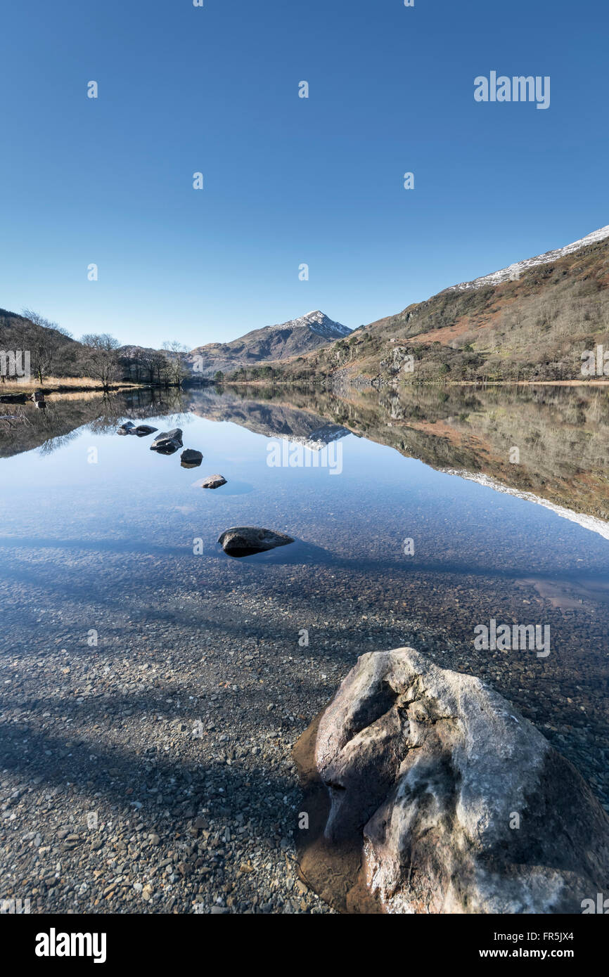 Llyn Gwynant lago sulla A498 strada da Beddgelert nel Parco Nazionale di Snowdonia nel Galles del Nord Foto Stock