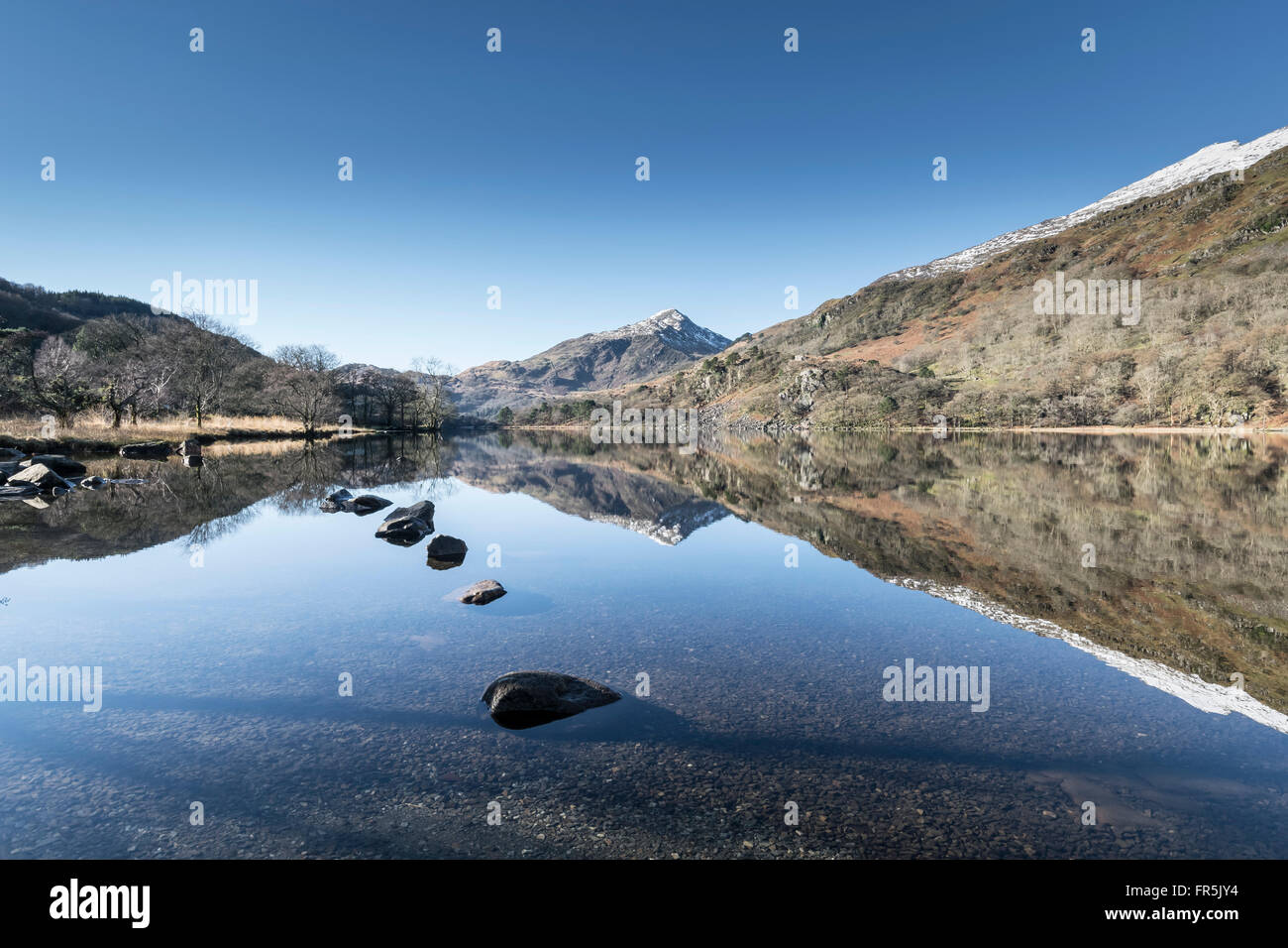 Llyn Gwynant lago sulla A498 strada da Beddgelert nel Parco Nazionale di Snowdonia nel Galles del Nord Foto Stock