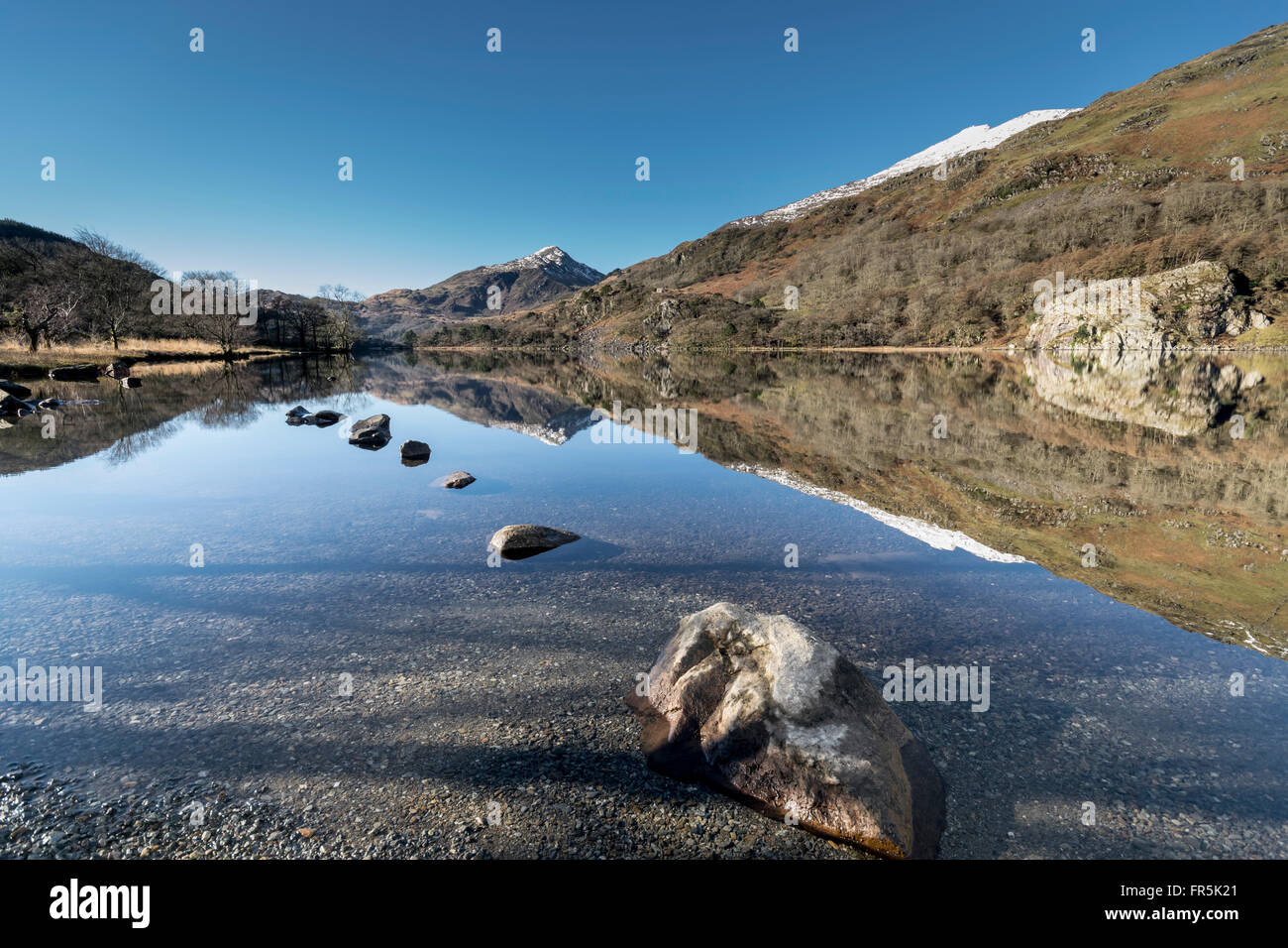 Llyn Gwynant lago sulla A498 strada da Beddgelert nel Parco Nazionale di Snowdonia nel Galles del Nord Foto Stock