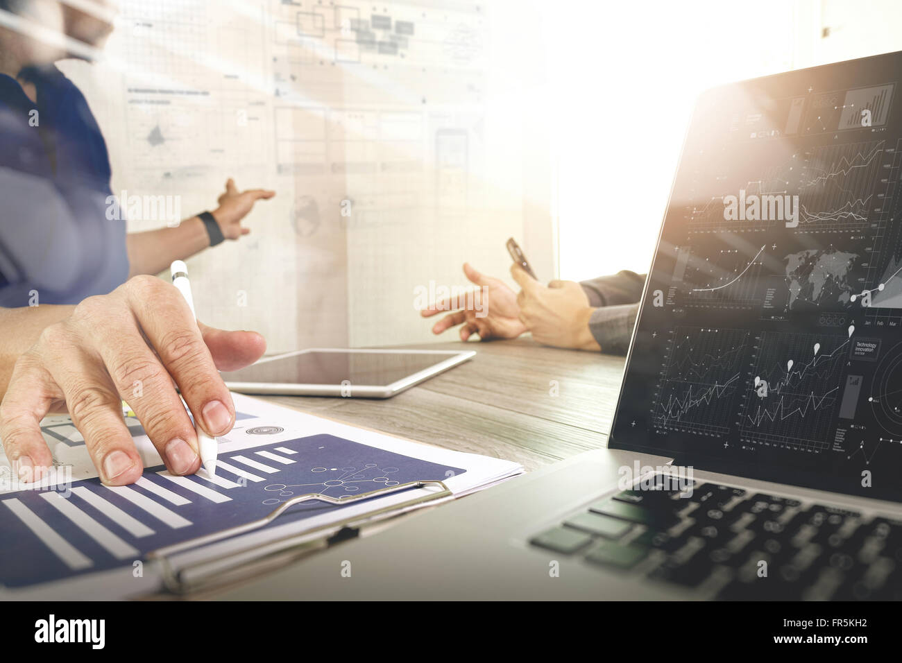 Imprenditore rendendo la presentazione con i suoi colleghi e la strategia di business digitale effetto dello strato in ufficio come concetto Foto Stock