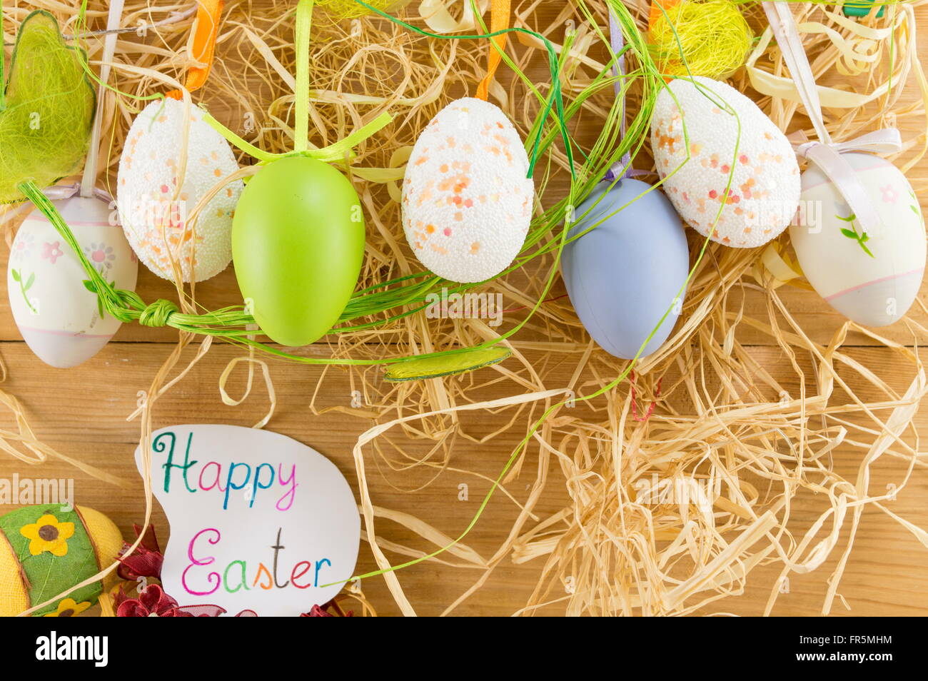 Uova di Pasqua da appendere le corde colorate Foto Stock