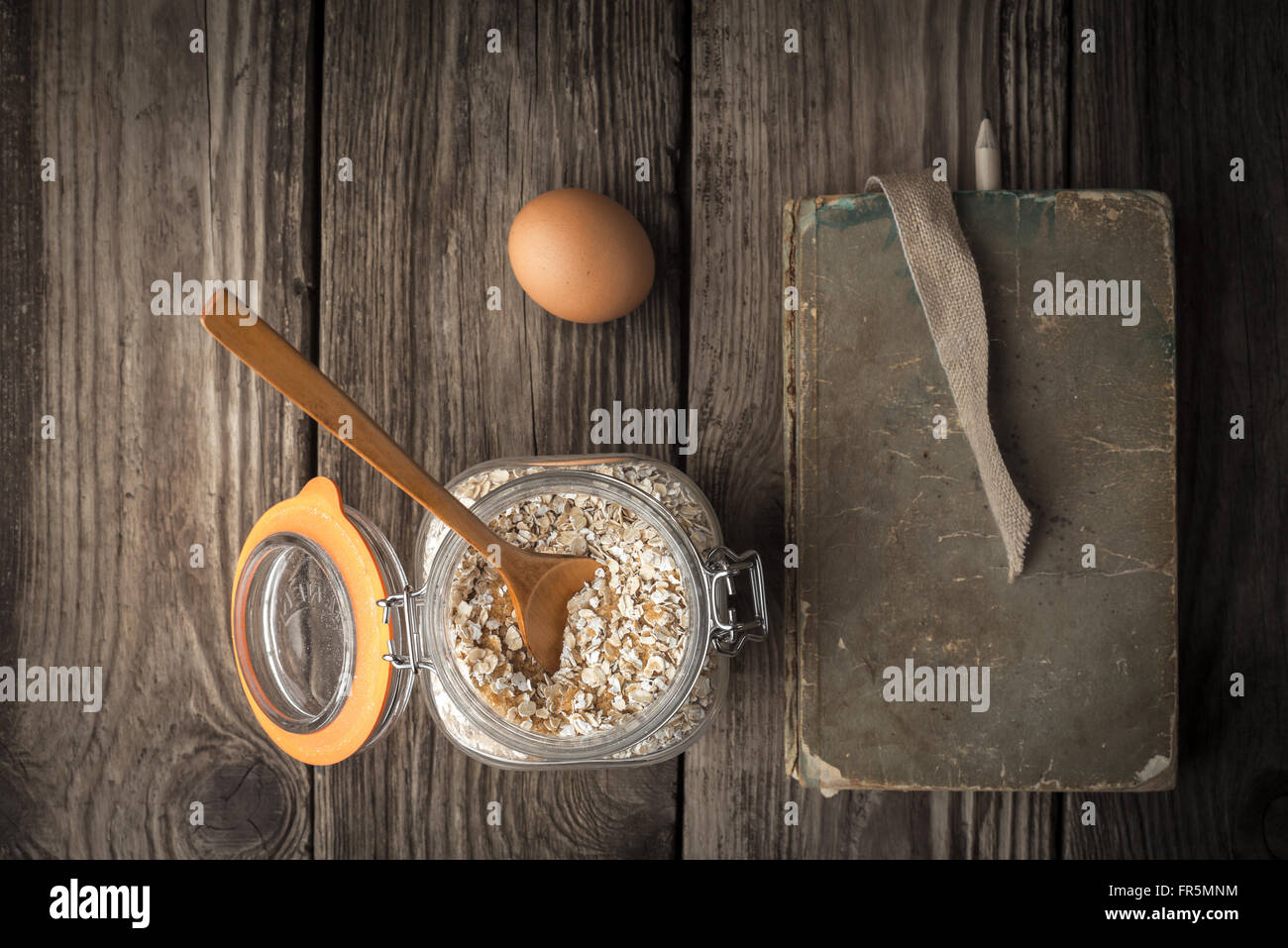 Libro di ricette di cucina e gli ingredienti per i biscotti su una tavola di legno orizzontale di super still life Foto Stock