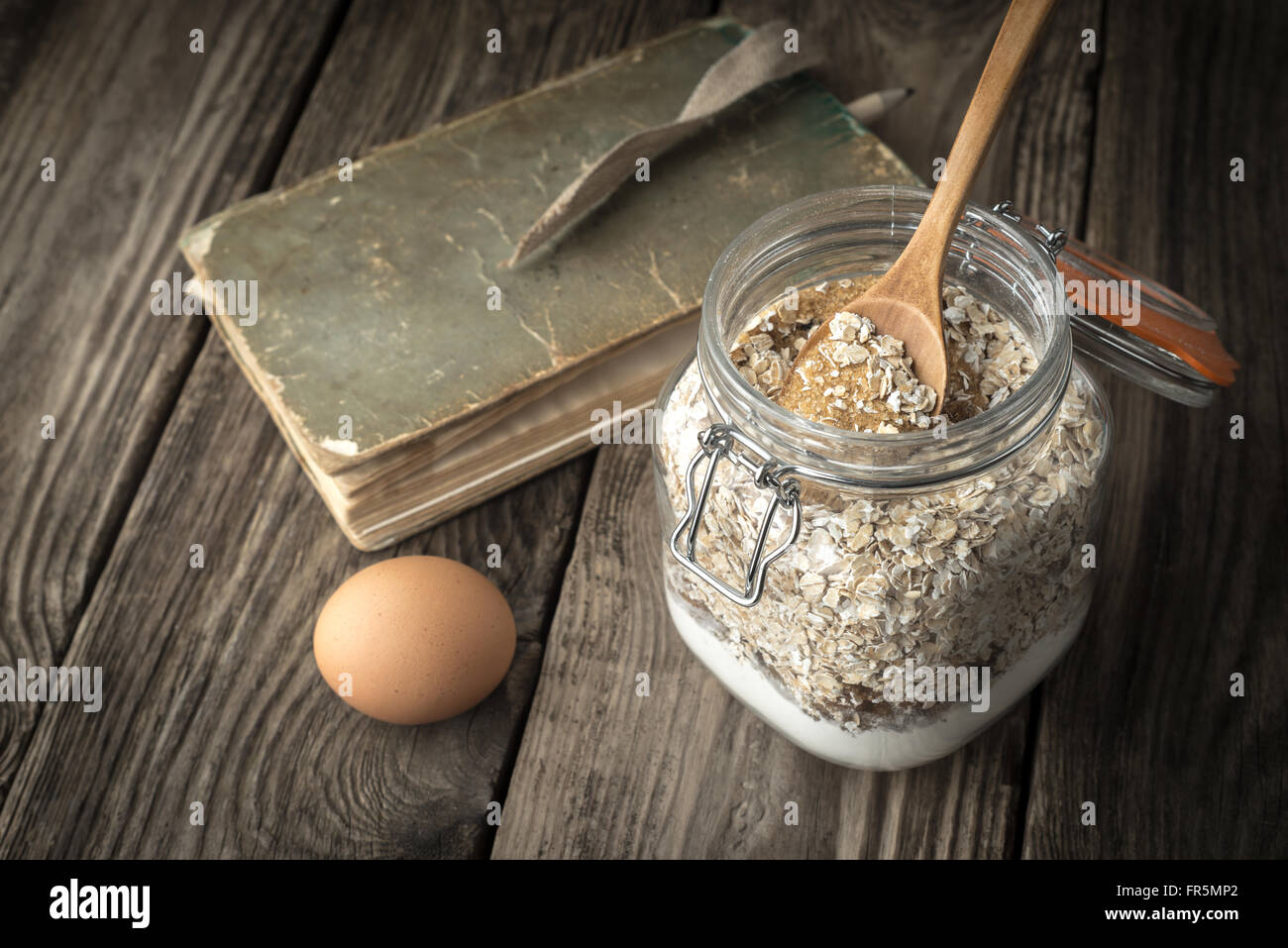 Libro di ricette di cucina e gli ingredienti per i biscotti su una tavola di legno orizzontale Foto Stock