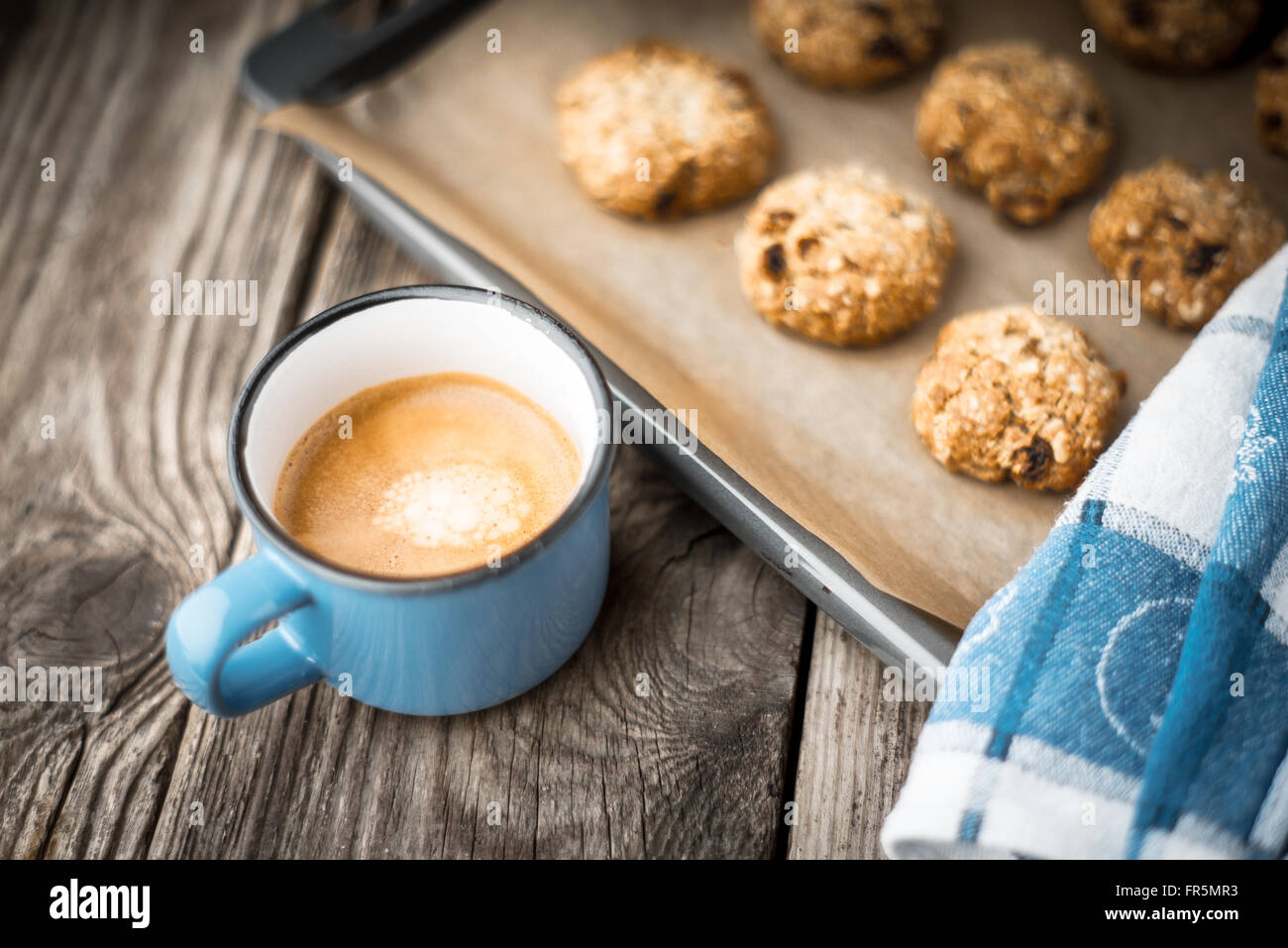 Farina di avena cookie e tazza di caffè su una tavola di legno orizzontale Foto Stock