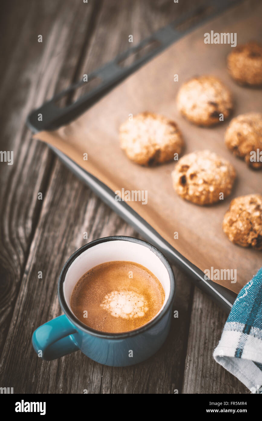Farina di avena cookie e tazza di caffè su una tavola di legno in verticale Foto Stock