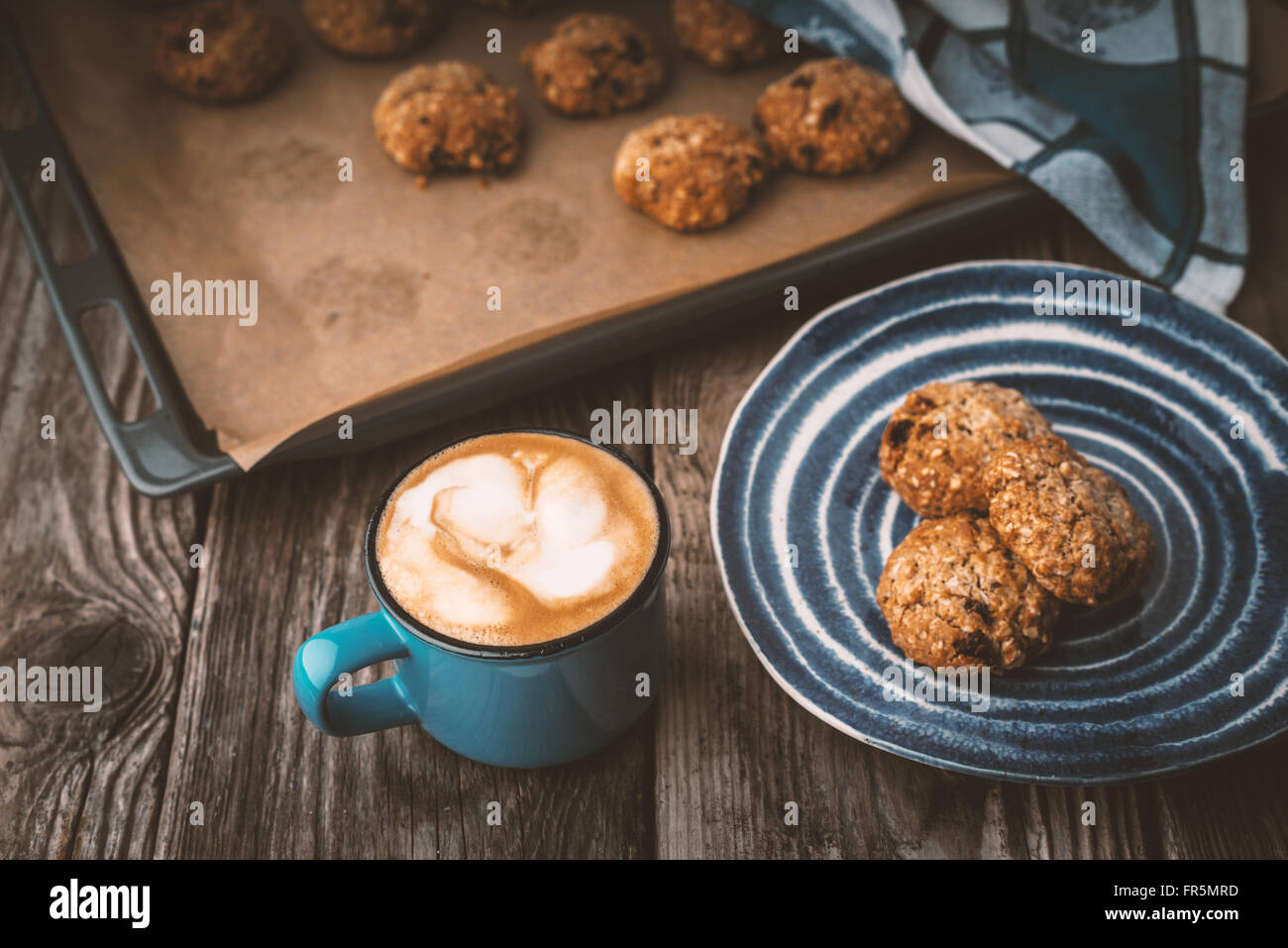 Farina di avena cookie e tazza di caffè su una tavola di legno orizzontale Foto Stock