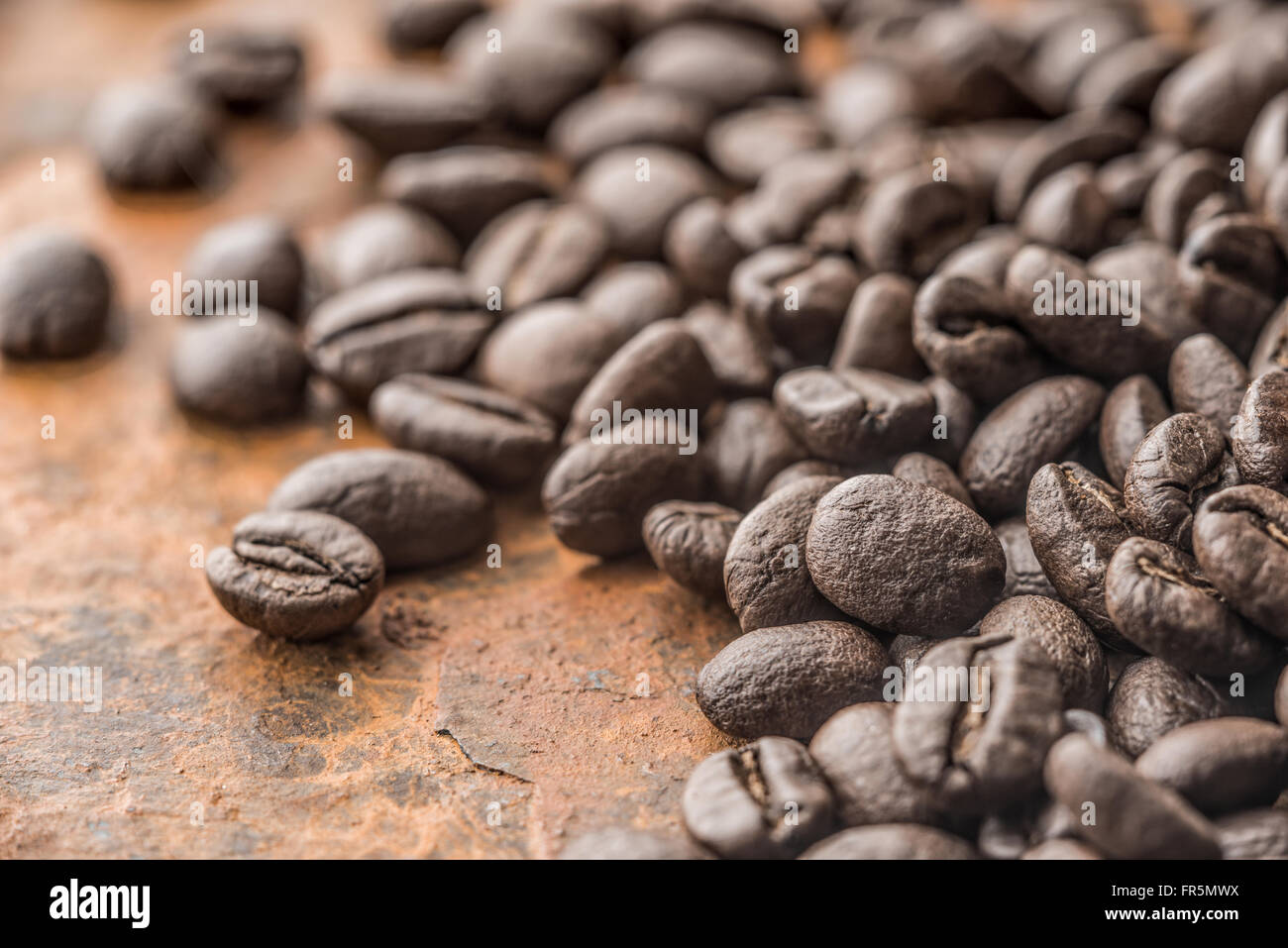 I chicchi di caffè su un metallo tavolo orizzontale Foto Stock