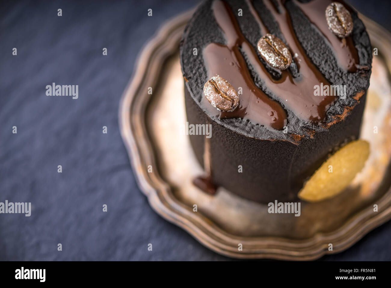 Mousse al cioccolato su vintage piastra in orizzontale Foto Stock