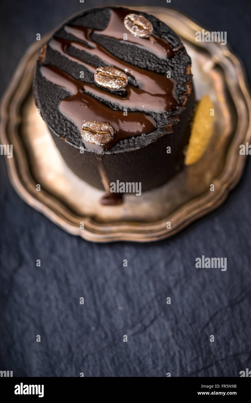 Mousse al cioccolato su vintage verticale della piastra Foto Stock