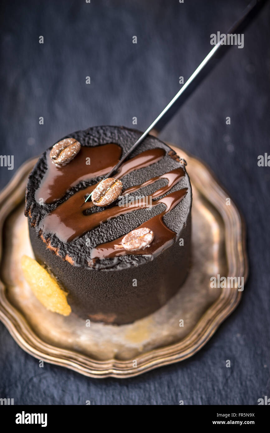 Pezzo di mousse al cioccolato del coltello di taglio verticale Foto Stock