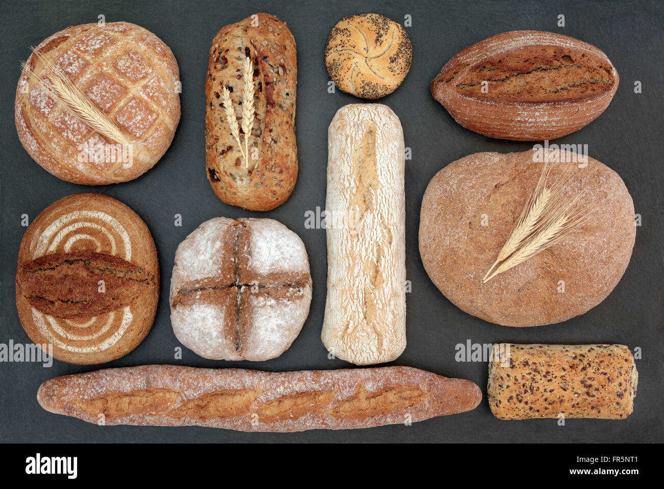 Rustico pane fatto in casa la selezione su sfondo di ardesia. Foto Stock