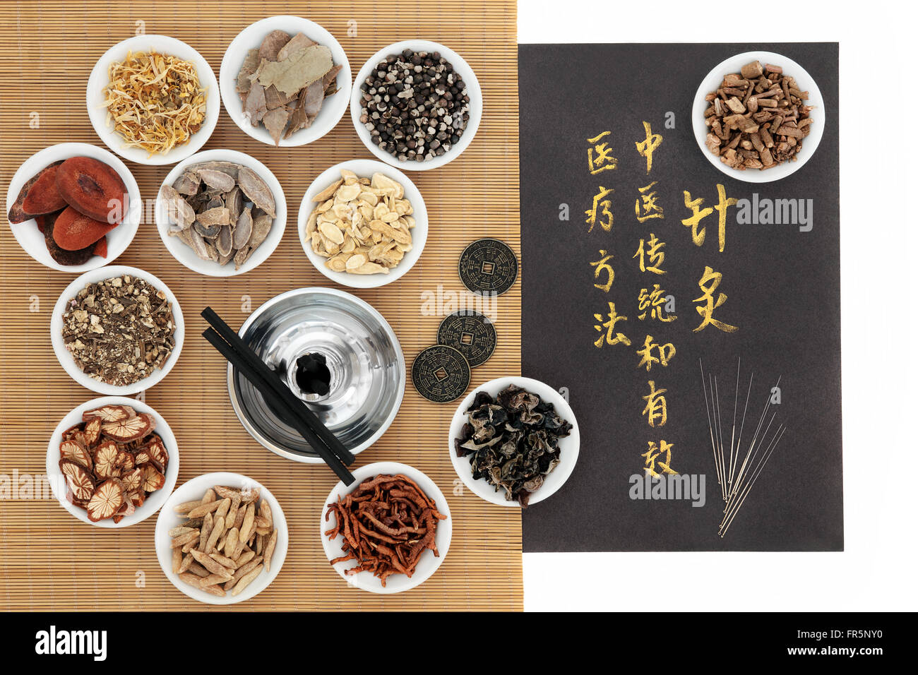 Cinese delle erbe medicinali ingredienti, aghi di agopuntura, moxa bastoni e i ching monete, con la calligrafia sulla vecchia carta grigia. Foto Stock